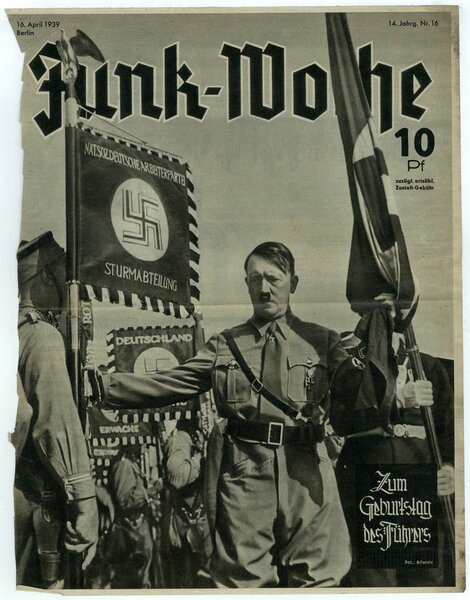  Воспроизведение страницы журнала показывает Адольфа Гитлера
.