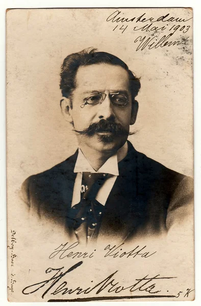 Vinatge foto mostra l'uomo indossa occhiali e baffi. Fotografia antica in bianco e nero. Immagine contiene scrittura a mano . — Foto Stock
