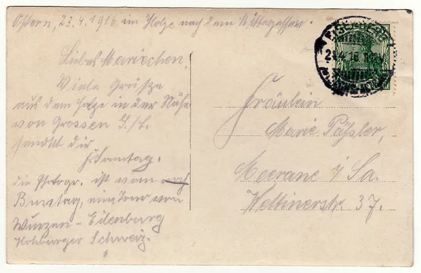 Rückseite eines alten Fotos - gebrauchte Postkarte. reiche Flecken- und Papierdetails. kann als Hintergrund verwendet werden. Bild enthält Handschrift. — Stockfoto