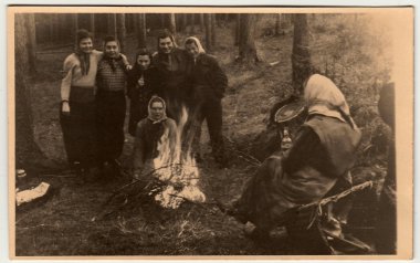 Vintage fotoğraf forrest kırsal kadın gösterir. Siyah ve beyaz antika fotoğraf.