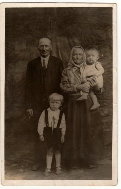 Vintage fotoğraf kırsal bir aile gösterir. Siyah ve beyaz antika fotoğraf.