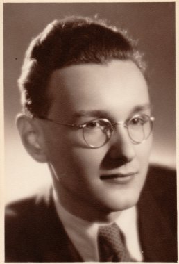  Vintage fotoğraf genç adam gözlük takıyor gösterir. Fotoğraf A seviye (Gcse sınavı) vesilesiyle alınmıştır.