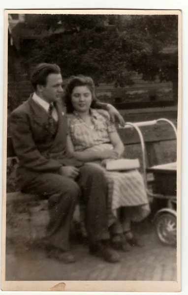意大利 1940年代 复古照片显示一对年轻夫妇与婴儿车 一对夫妇坐在城市公园的长凳上 黑白古色古香的动物学 — 图库照片
