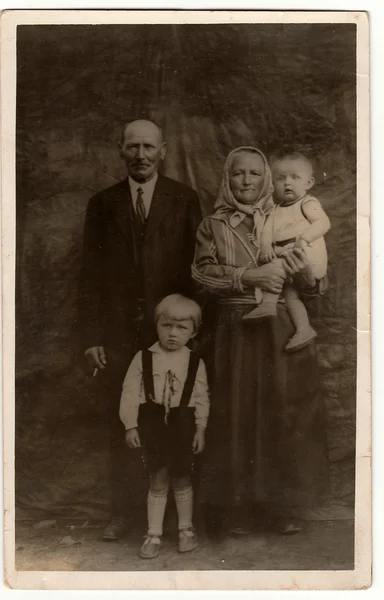 Vintage fotó azt mutatja, hogy a vidéki család. Fekete-fehér antik fotózás. — Stock Fotó