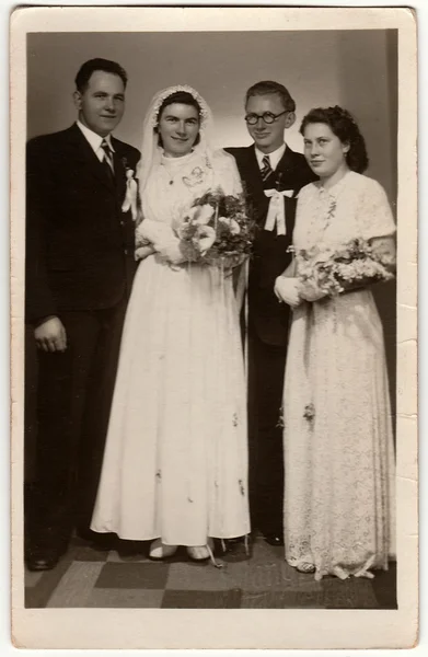 Foto vintage de dos parejas de recién casados. Retrato de estudio antiguo en blanco y negro . — Foto de Stock