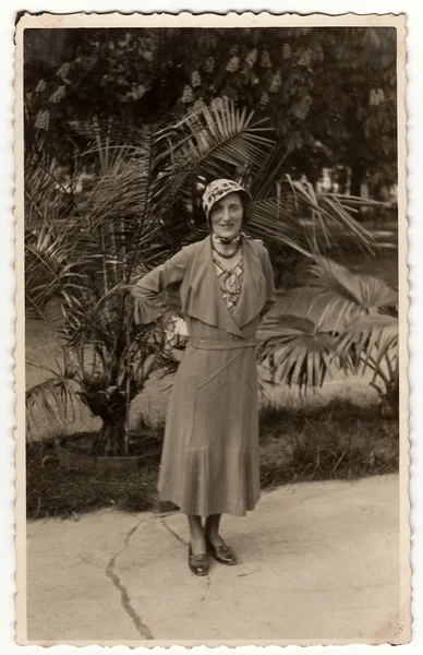 Vintage-Foto zeigt eine elegante Frau im Kurort. Schwarz-Weiß-Antikfotografie. — Stockfoto