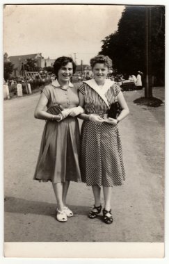  Retro fotoğraf kadınların açık havada poz gösterir.