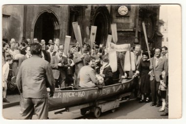 Vintage fotoğraf insanlar (yeni evliler ve düğün misafirler) düğün töreninden sonra eğlenceli gösterir. Yeni evliler ve arkadaşlar kürek (spor), watermanship hayranları.