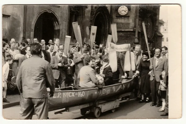 Vintage photo shows people (newlyweds and wedding guests) make fun after wedding ceremony. Newlyweds and friends are fans of paddling (sports), watermanship. — Stock Photo, Image