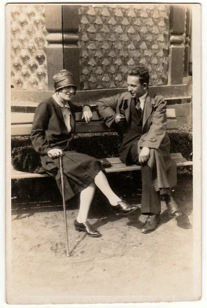 Vintage fotoğraf şık bir çift spa tesisi de bankta oturur gösterir. Siyah ve beyaz antika fotoğraf. — Stok fotoğraf