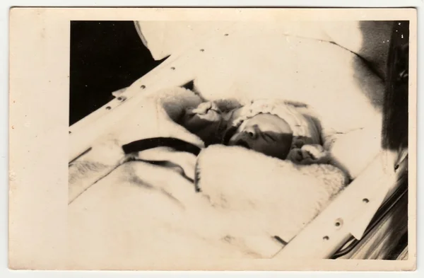 捷克斯洛伐克 1927年 复古照片显示婴儿睡在婴儿车 黑白古董摄影 — 图库照片