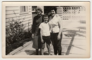 Kadın ve çocuk evinin önünde poz Retro fotoğraf gösterir.