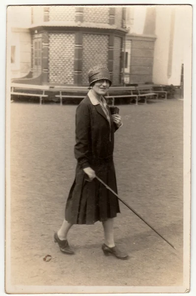 Foto vintage mostra a mulher elegante no resort spa. Preto & branco fotografia antiga . — Fotografia de Stock