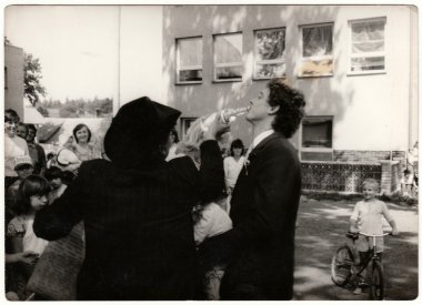 Retro fotoğraf kırsal düğün töreni öncesi genç adam içecekler ruhu gösterir. Siyah & beyaz vintage fotoğrafçılık