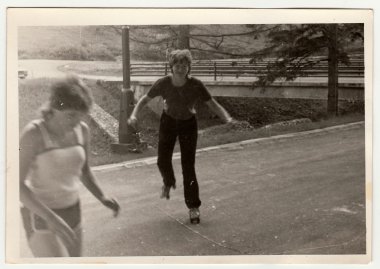 Retro fotoğraf paten üzerinde sürmek kız gösterir . Siyah & beyaz vintage fotoğrafçılık.