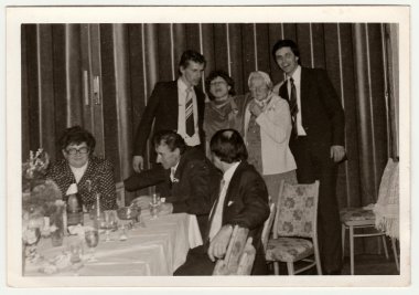 Retro fotoğraf düğün kutlamaları sırasında insanları gösterir. Siyah & beyaz vintage fotoğrafçılık.