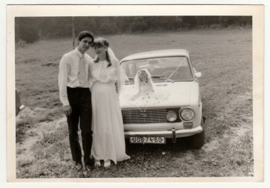 Retro fotoğraf yeni evliler ve düğün arabası gösterir. Siyah & beyaz vintage fotoğrafçılık.