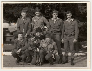 Retro fotoğraf askerler açık havada poz gösterir. Siyah & beyaz vintage fotoğrafçılık.