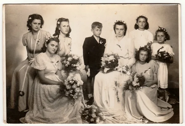 Foto retro muestra novia joven y damas de honor (retrato de estudio). Fotografía vintage en blanco y negro . — Foto de Stock