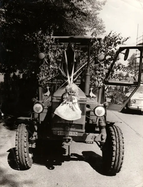 Foto retrô mostra os usos do trator para a celebração do casamento rural. Preto & branco vintage fotografia . — Fotografia de Stock