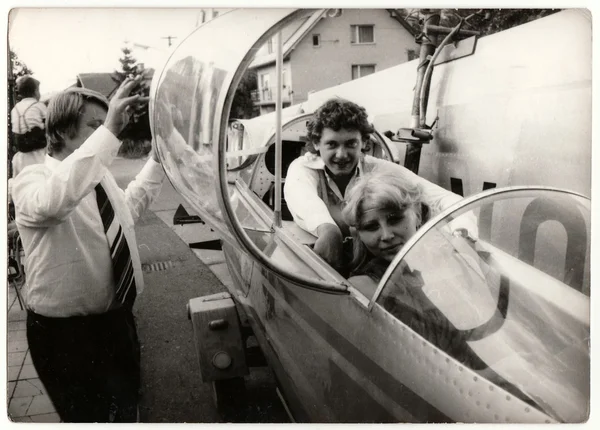 Photo rétro montre les jeunes mariés assis dans un petit avion. Photographie vintage noir & blanc . — Photo