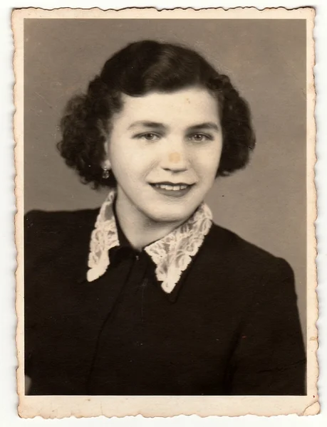 Retro fotografie ukazuje mladá žena (studiový portrét). Dobová fotografie černé & bílé. — Stock fotografie