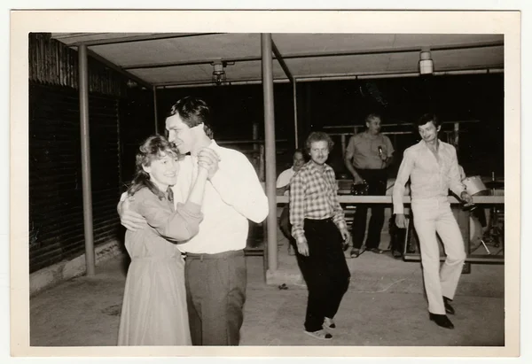 Ρετρό φωτογραφία δείχνει τους ανθρώπους να χορεύουν στην αγροτική γιορτή. Μαύρη και λευκή vintage φωτογραφία. — Φωτογραφία Αρχείου