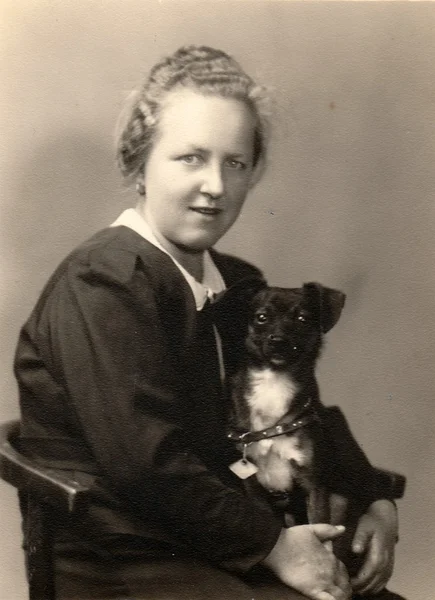 Foto retrô mostra mulher com cão (retrato de estúdio). Preto & branco vintage fotografia . — Fotografia de Stock