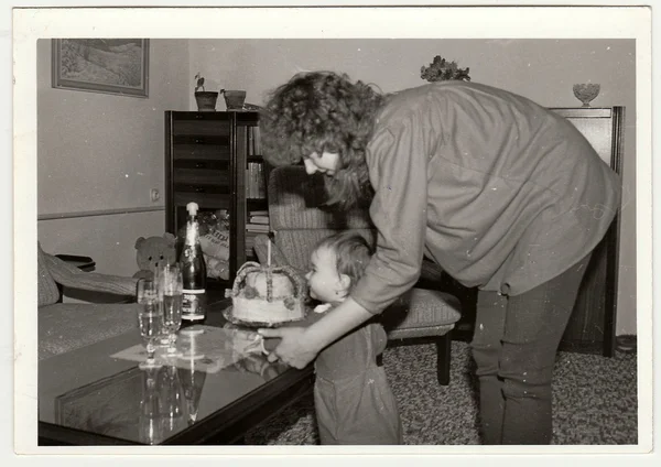 レトロな写真は、彼女の最初の誕生日の間に母と小さな女の子を示しています。黒と白のヴィンテージ写真. — ストック写真