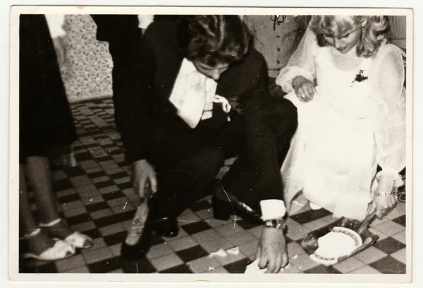 Foto retrô mostra as pessoas na celebração do casamento. Preto & branco vintage fotografia . — Fotografia de Stock