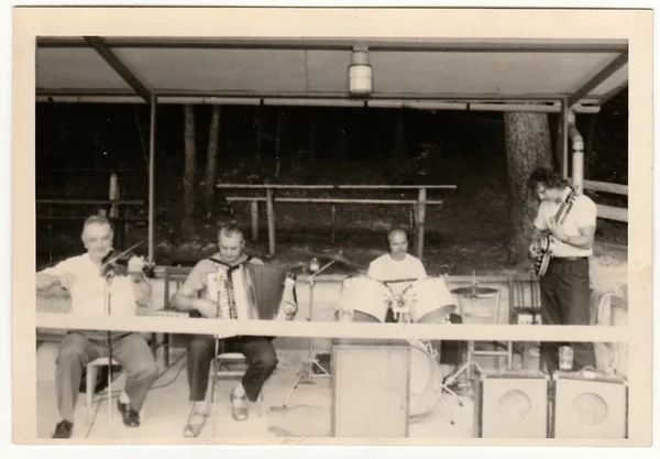 Foto retrô mostra músicos tocar durante a celebração rural. Preto & branco vintage fotografia . — Fotografia de Stock