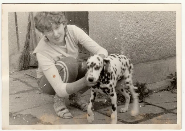 Retro fotografie ukazuje dívka se psem. Černé & bílé Dobová fotografie. — Stock fotografie