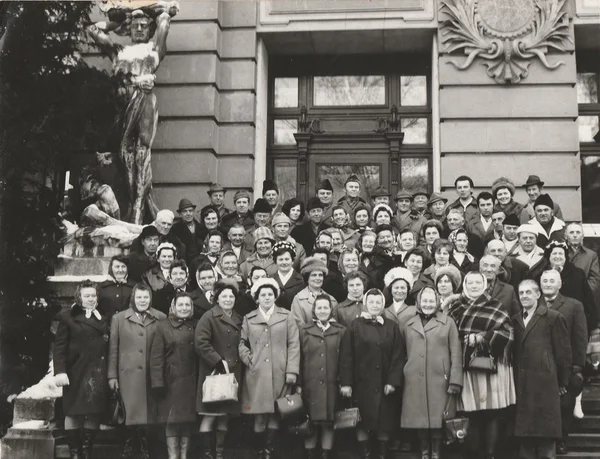 Foto retro muestra a un gran grupo de personas posando en el balneario. Fotografía vintage en blanco y negro . — Foto de Stock