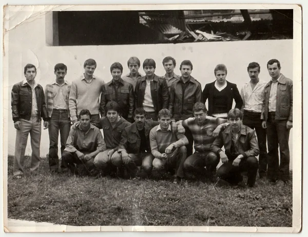 Foto retro muestra a los hombres posando al aire libre. Fotografía vintage en blanco y negro . —  Fotos de Stock