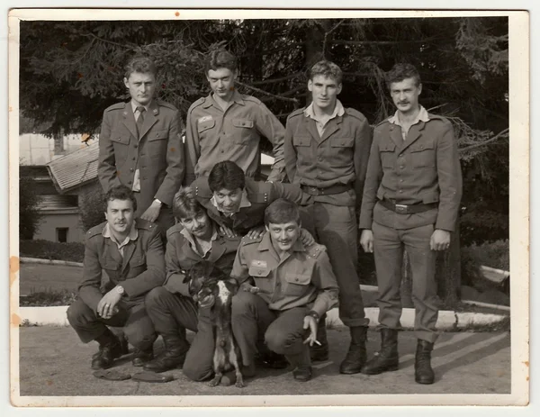 Foto retrô mostra soldados posar ao ar livre. Preto & branco vintage fotografia . — Fotografia de Stock