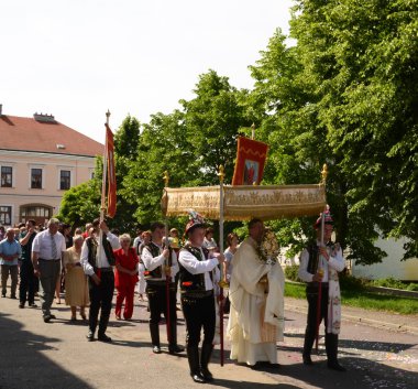 Kutlama bayram, Corpus Corpus Domini da bilinen Christi (İsa'nın bedeni). Kızlar ve erkekler için halk kostüm giymek.