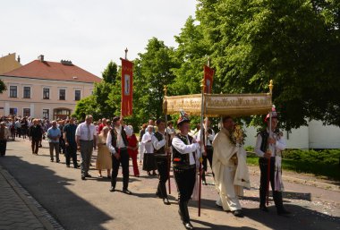Kutlama bayram, Corpus Corpus Domini da bilinen Christi (İsa'nın bedeni). Kızlar ve erkekler için halk kostüm giymek.