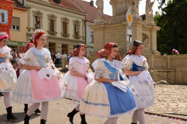 Kutlama bayram, Corpus Corpus Domini da bilinen Christi (İsa'nın bedeni). Kızlar ve erkekler için halk kostüm giymek.