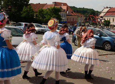 Kutlama bayram, Corpus Corpus Domini da bilinen Christi (İsa'nın bedeni). Kızlar halk kostümleri giyerler.