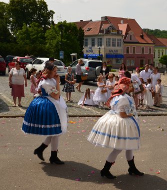 Kutlama bayram, Corpus Corpus Domini da bilinen Christi (İsa'nın bedeni). Kızlar halk kostümleri giyerler.