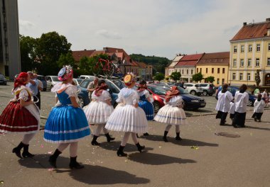 Kutlama bayram, Corpus Corpus Domini da bilinen Christi (İsa'nın bedeni). Kızlar halk kostümleri giyerler.