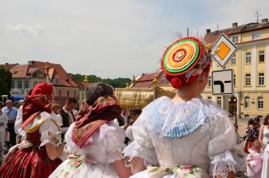 Kutlama bayram, Corpus Corpus Domini da bilinen Christi (İsa'nın bedeni). Kızlar ve erkekler için halk kostüm giymek.