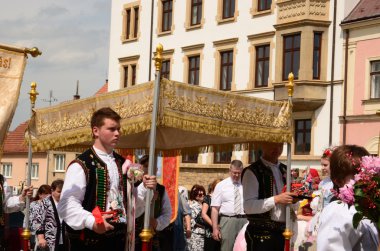  Kutlama bayram, Corpus Corpus Domini da bilinen Christi (İsa'nın bedeni). Erkekler halk kostümleri takmak.