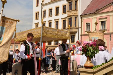 Kutlama bayram, Corpus Corpus Domini da bilinen Christi (İsa'nın bedeni). Kızlar ve erkekler için halk kostüm giymek.