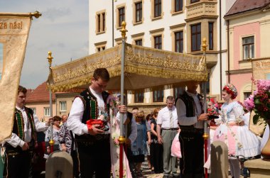 Kutlama bayram, Corpus Corpus Domini da bilinen Christi (İsa'nın bedeni). Kızlar ve erkekler için halk kostüm giymek.