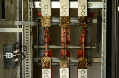 Yüksek voltajlı elektrik hatları elektrik dağıtım panosundaki.