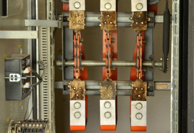 Yüksek voltajlı elektrik hatları elektrik dağıtım panosundaki.