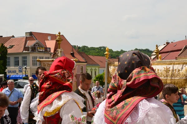 Celebration the Feast of Corpus Christi (Body of Christ) also known as Corpus Domini. Girls and boys wear folk costumes. — Stock Photo, Image