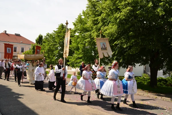 Célébration de la fête du Corpus Christi (Corps du Christ) également connu sous le nom de Corpus Domini. Filles et garçons portent des costumes folkloriques . — Photo