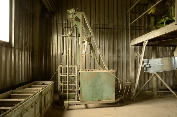 Silo de maíz (interior). Primer plano de un ascensor especial. La jaula es bajada a la cámara de maíz. La jaula se utiliza para limpiar . — Foto de Stock